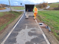 Die Radverkehrsdauerzählstellen wurden von einer Fachfirma installiert. Hier sieht man den Einbau am Diemelradweg entlang der K91 nahe Gut Billinghausen. 