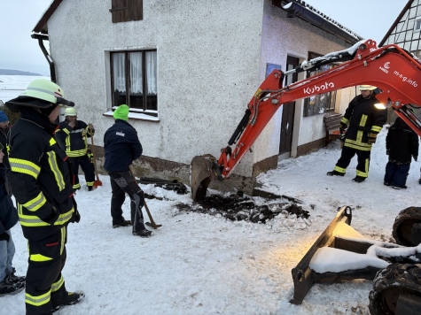 Die ehrenamtlichen Einsatzkräfte aus Ober-Ense und Nordenbeck mussten zu einer ungewöhnlichen Tierrettung ausrücken, nachdem eine Katze in einem tief liegenden Regenrohr feststeckte.