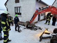 Die ehrenamtlichen Einsatzkräfte aus Ober-Ense und Nordenbeck mussten zu einer ungewöhnlichen Tierrettung ausrücken, nachdem eine Katze in einem tief liegenden Regenrohr feststeckte.