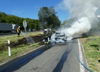 Die Feuerwehr Kassel wurde am Freitag (7. Juli 2023) gegen 11.45 Uhr zu einem Fahrzeugbrand auf die Autobahn 44 in Fahrtrichtung Dortmund alarmiert.