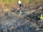Einsatzkr&auml;fte der Feuerwehr Waldeck unterst&uuml;tzten am 15. August 2026 die Arbeiten beim Waldbrand nahe Helminghausen.