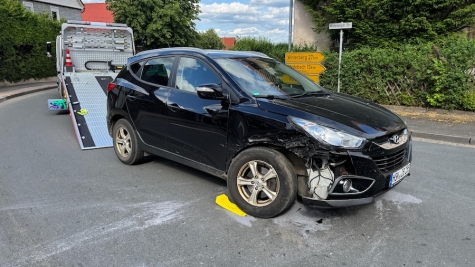Der Hyundai musste nach dem Zusammenstoß auf der Vorfahrtsstraße abgeschleppt werden.