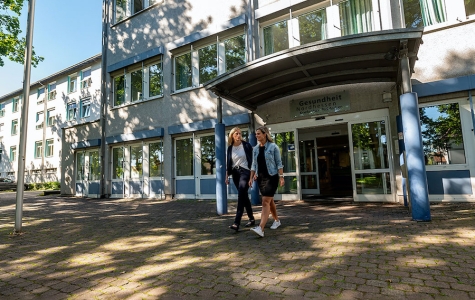 Krankenhaus Bad Arolsen bittet Besucher*innen aktuell um das Tragen von Masken beim Krankenbesuch.