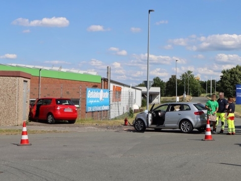 Bei dem Zusammenstoß im Kreuzungsbereich Industriestraße/Heidweg wurden beide Fahrerinnen leicht verletzt.