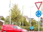 Ein roter Kleinwagen ist am 14. Juni 2022 in Bad Arolsen angefahren worden - Jetzt sucht die Polizei nach dem Fahrzeugführer.