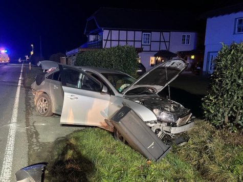Am Dienstag, 16. Dezember 2025, endete eine Fahrt auf der B 7 im Straßengraben.