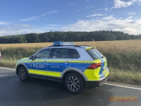 Ein silberner VW Touran wurde am 29. September 2026 auf einem Parkplatz in Sachsenhausen beschädigt.