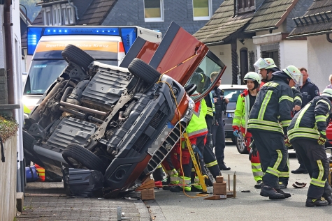 Der Pkw Fahrer musste von Feuerwehr und Rettungsdienst aus seinem Auto befreit werden. 