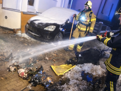 In der Gartenstraße in Sachsenhausen brannten am 4. Januar 2026 vier Mülltonnen direkt neben einem Hauseingang.