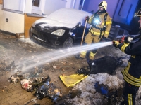 In der Gartenstraße in Sachsenhausen brannten am 4. Januar 2026 vier Mülltonnen direkt neben einem Hauseingang.