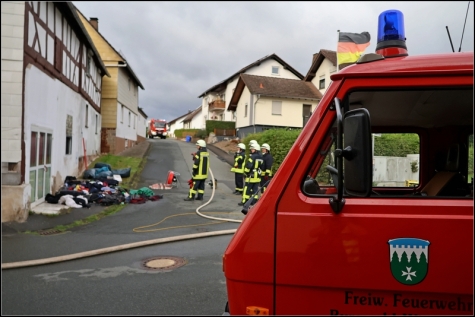 Um mit den Löscharbeiten beginnen zu können, mussten die Feuerwehrleute zunächst eine Vielzahl an Altkleidersäcken aus dem Haus räumen. Nach dem Brand bleibt das Gebäude zunächst unbewohnbar. 