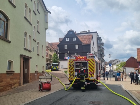 Beim Eintreffen der Einsatzkräfte drang Rauch aus dem Fenster einer Dachgaube.