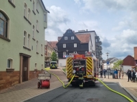 Beim Eintreffen der Einsatzkräfte drang Rauch aus dem Fenster einer Dachgaube.
