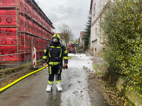 Seit Tagen versuchen Feuerwehrleute die Glutnester in einem abgebrannten Fachwerkhaus in Meineringhausen zu löschen. Wehrführer Julian Schmidt leitet die Nachlöscharbeiten.