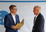 Landrat Michael Stickeln (links) nahm die Verabschiedung von Karlheinz Schröder vor.