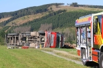 Der Langholzwagen stürzte oberhalb von Züschen auf die Seite. Der Fahrer hatte Glück im Unglück. 