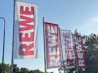 Die Nebentür des REWE-Marktes in Rhoden, an der unbekannte Täter in der Nacht vergeblich einzubrechen versuchten, hielt stand.