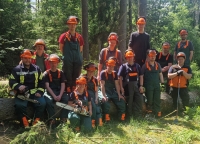 Die Teilnehmer bei der praktischen Ausbildung im Wald.