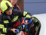 Die Feuerwehr versuchte zunächst, das Fahrzeug mit Luftkissen und Spezialwerkzeug zu öffnen.