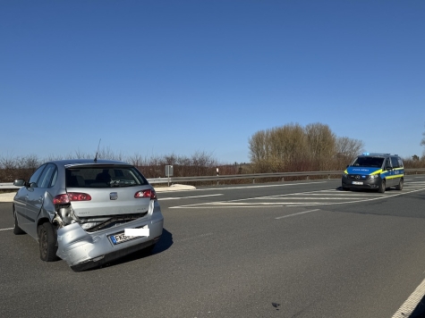 Auf der B 253 kam es zu einem Unfall, bei dem ein Pkw die Vorfahrt missachtete – die Beteiligten blieben unverletzt.