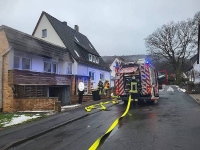 Unter schwerem Atemschutz und bei Nullsicht kämpften sich die Einsatzkräfte in die Wohnung vor, um den vermissten Mieter in den verrauchten Räumen zu lokalisieren.