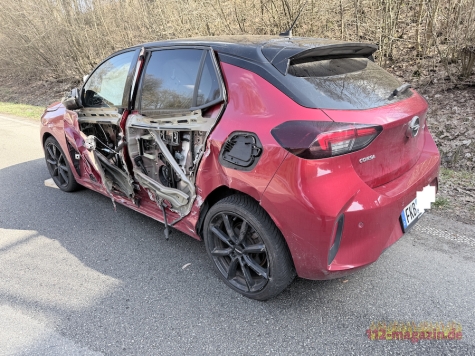 Nach einem Reifenplatzer prallte am 22. März 2026 ein VW Golf gegen einen Opel Corsa, beide Autos wurden stark beschädigt.