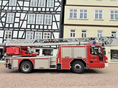 Da Rauch von einem Feuer im Hinterhof in ein Wohnhaus zog, musste die Feuerwehr am 1. Januar 2026 zur Neuen Straße ausrücken.