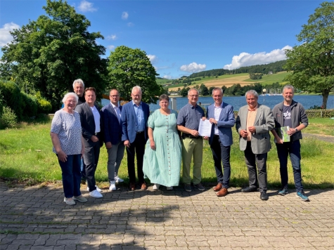 Bildunterschrift: (v.l.n.r.) Gisela Fieseler, Klaus Hamel, Bernd Fischer (Gewerbekundenberater Waldeck-Frankenberger Bank), Harald Otto (Teamleiter Firmenkunden Waldeck-Frankenberger Bank), Bürgermeister Volker Becker, Karin Sänger, Gerd Fieseler, Landrat Jürgen van der Horst, Dr. Jürgen Römer und Bernd Wecker vom Planungsbüro. 