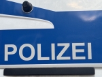 Die Polizei fahndet nach dem Duo, das zu Fuß vom Tatort flüchtete.