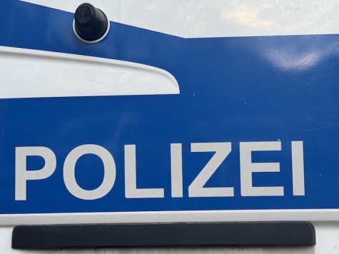 Die Polizei fahndet nach dem Duo, das zu Fuß vom Tatort flüchtete.