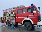 Feuerwehr im Einsatz bei der Bekämpfung eines Wohnungsbrandes.