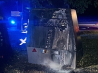 Ein mobiler Geschwindigkeitsmessanhänger wurde am 28. September 2026 durch einen Brand stark beschädigt.