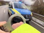 Der 38-Jährige wurde noch vor Ort festgenommen und anschließend in eine Justizvollzugsanstalt gebracht.
