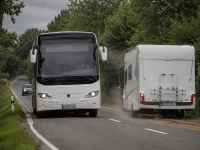 Ein weißer Reisebus mit Frankfurter Zulassung soll am 22. Mai 2026 auf der B 252 mehrfach den Gegenverkehr gefährdet haben.