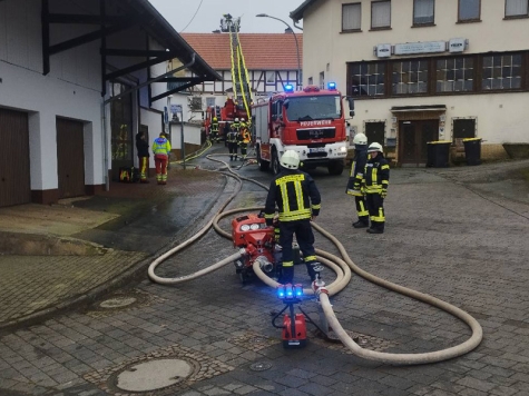 VÖHL. Brennender Glanzruß im Schornstein eines Hauses in Harbshausen hat am Mittwoch um 10.58 Uhr die Feuerwehren der Nationalparkgemeinde Vöhl auf den Plan gerufen.