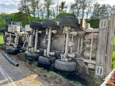 Der auf die Seite gekippte Lastwagen musste aufwendig geborgen werden – glücklicherweise wurde der Fahrer nur leicht verletzt.