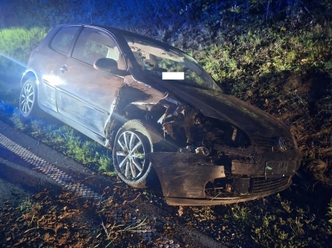 Nach einem Überholmanöver ist am 15. September 2026 ein schwarzer VW Golf zwischen Allendorf und Bromskirchen im Straßengraben gelandet.