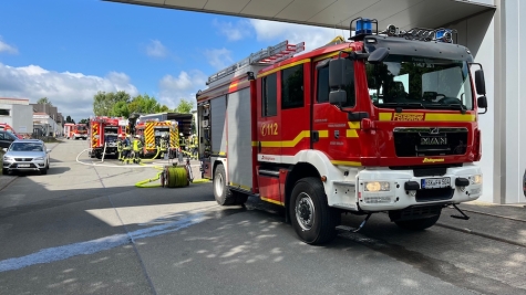 In einem Briloner Gewerbebetrieb am Almerfeldweg brannte es am Morgen in einer Filtereinheit – die Feuerwehr rückte mit 41 Kräften an.