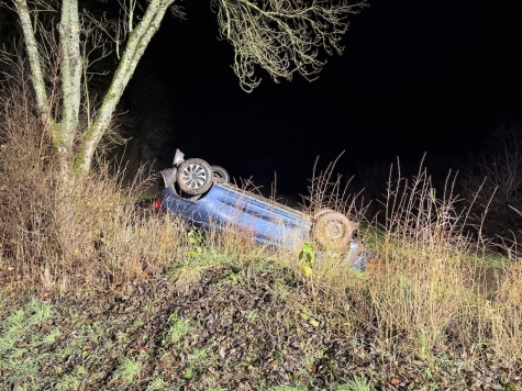 Am 29. November 2025 ereignete sich auf der L 3077 bei Gemünden ein Alleinunfall mit einem Ford Fiesta.