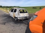 Auf der Bundesstraße 450 brannte am 21. Juni ein Fahrzeug - die Kameradinnen und Kameraden der Feuerwehr waren im Einsatz.