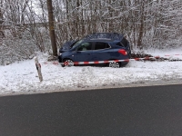 Auf der Landesstraße 3118 kollidierte am 26.01.2026 ein blauer Opel mit einem Baum, nachdem die Fahrerin auf schneeglatter Fahrbahn die Kontrolle verloren hatte.