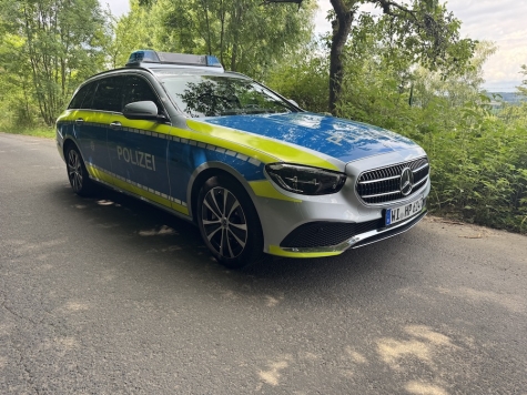 Am 8. Oktober 2025: Am Opel Astra entstand ein Schaden von etwa 3000 Euro, an Schildern und Leitplanke etwa 2000 Euro.