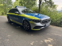 Am 8. Oktober 2025: Am Opel Astra entstand ein Schaden von etwa 3000 Euro, an Schildern und Leitplanke etwa 2000 Euro.