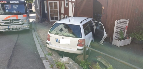 Der weiße VW kam nach rechts von der Fahrbahn ab und prallte gegen ein Gebäude – eine Bergung war notwendig.