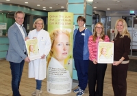 Machen auf das Thema „Medizinische Soforthilfe nach Vergewaltigung“ auf- merksam: Landrat Jürgen van der Horst, Oberärztin Gabriele Schalk, Assistenzärztin Carolin  Gattinger sowie Miriam Drüppel und Tanja Schreiber vom Fachdienst Frauen und Chancen- gleichheit des Landkreises Waldeck-Frankenberg.