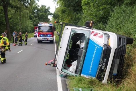 Der Wagen touchierte einen Baum und kam in einer Böschung auf der Seite zum Liegen. 