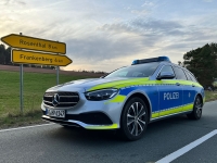 Die Polizei in Frankenberg sucht Hinweise zu einem roten Kleinwagen, dessen Fahrer am 20. Februar 2023 einen Unfall verursacht hat.