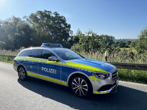 Bei einem Alleinunfall am 28. März 2026 kam ein BMW bei Volkmarsen von der Fahrbahn ab und prallte gegen eine Böschung.