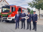 Projektteam und Löschgruppe präsentieren das Rosenbauer-HLF 10 mit Platz für neun Einsatzkräfte.