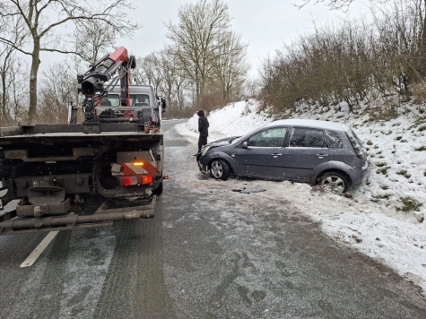Ein Bild des Leichtsinnigen bot sich den Einsatzkräften am 10. Januar 2026, als sie bei dem Ford Fiesta die für diese Witterung völlig ungeeignete Sommerbereifung feststellten.